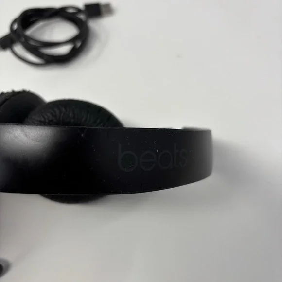 Beats Solo 3 Headphones Wireless W/ Charger And Case